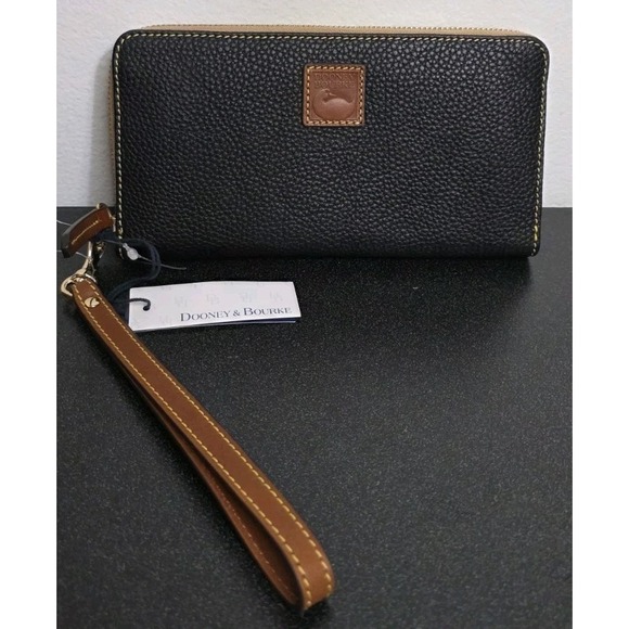 NEW Dooney & Bourke Pebble Grain Big Zip Around WristletWallet Clutch Black